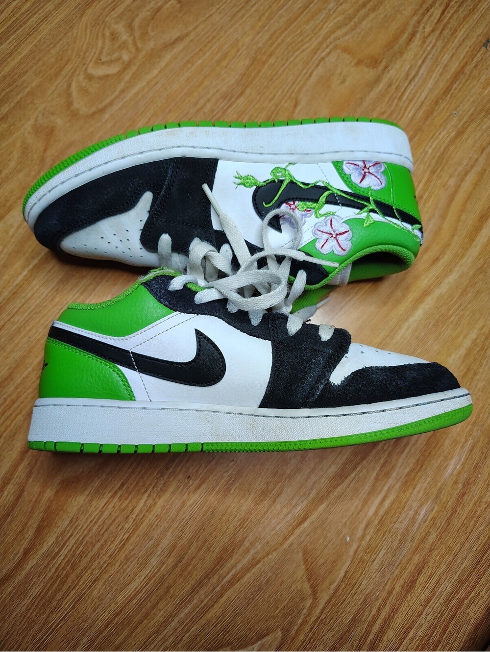 Nike Jordan 1 Low SE with Vines Shoe